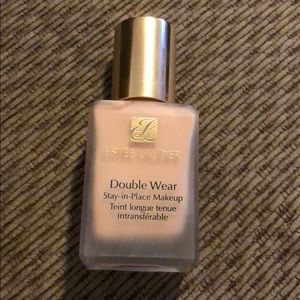 Double Wear Stay-in-Place Liquid Makeup Foundation